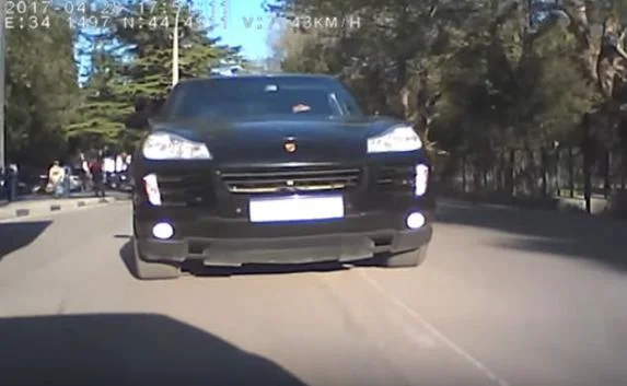 В Ялте Porsche чуть не сбил на «зебре» мать с ребенком (видео)