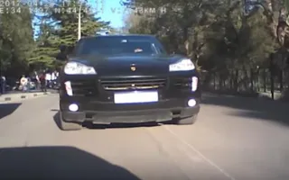В Ялте Porsche чуть не сбил на «зебре» мать с ребенком (видео)