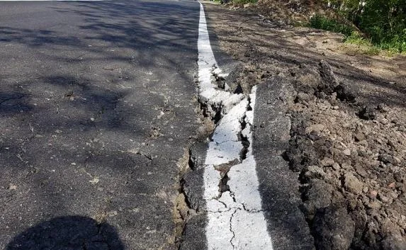 Дорога в объезд севастопольского оползня уже разрушается (фото)