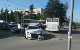 В Симферополе иномарка врезалась в маршрутку — есть пострадавшие