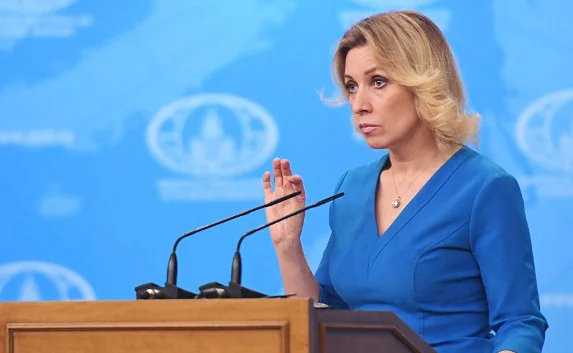 «Лицо» МИДа РФ Мария Захарова проводит брифинг в Севастополе — видео