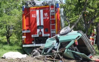 В Керчи погиб человек при столкновении пожарного авто и ВАЗа (фото, видео)