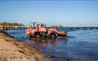 В Евпатории мусор тоннами выбрасывают в море (фото)
