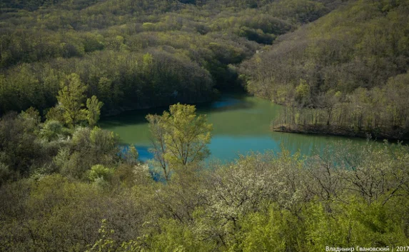 Озеро Ворон: изумрудный водоём в горах Крыма
