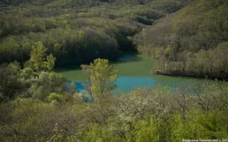 Озеро Ворон: изумрудный водоём в горах Крыма