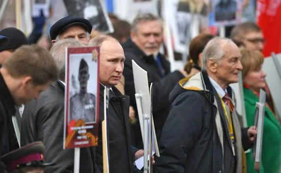 Путин возглавил шествие «Бессмертного полка» в Москве