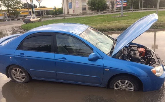 В Симферополе иномарка утонула в огромной луже (фото)