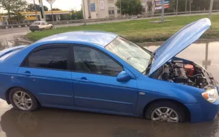 В Симферополе иномарка утонула в огромной луже (фото)
