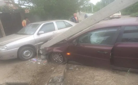 В Симферополе Opel снёс электроопору, оставив людей без света (фото)