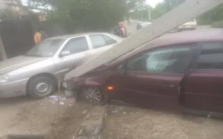 В Симферополе Opel снёс электроопору, оставив людей без света (фото)