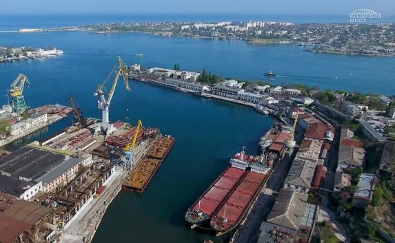 Понтоны для перевозки арок Крымского моста вывели на воду