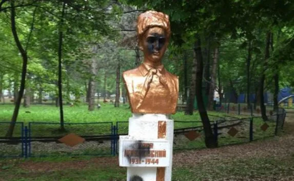 В Симферополе вандалы поиздевались над памятниками пионерам (фото)