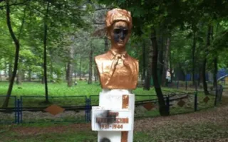 В Симферополе вандалы поиздевались над памятниками пионерам (фото)