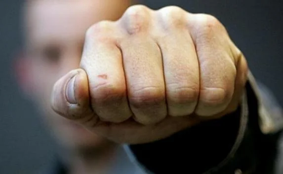 В Симферополе пьяный прохожий сломал нос подростку