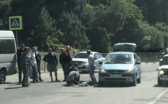 В Ялте сбили девушку, в столице столкнулись грузовик и легковое авто