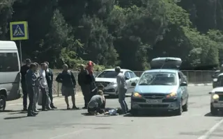 В Ялте сбили девушку, в столице столкнулись грузовик и легковое авто