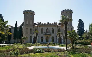 Самые красивые дворцы Крыма: Романтическая Александрия в Гаспре