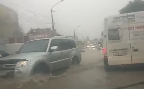 В Симферополе «поплыли» авто — бушует гроза (фото)