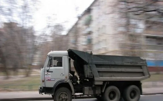 В Севастополе угнали КамАз, припаркованный у магазина
