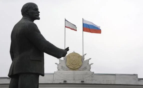 В Симферополе хотят потеснить Ленина с главной площади 