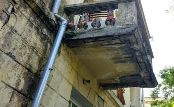 В центре Севастополя «опасные» балконы угрожают горожанам (фото) 