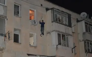 Пожарные в Севастополе спасли мужчину, застрявшего между этажами