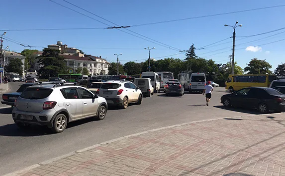 Центр Севастополя «стоит» в пробке из-за ДТП
