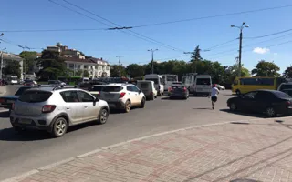 Центр Севастополя «стоит» в пробке из-за ДТП