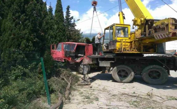 В Крыму грузовик въехал в детскую площадку — двое погибших (фото)