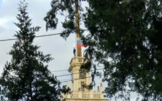 Севастопольские подростки делают селфи на крыше Матросского клуба