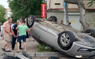 В Севастополе на перекрёстке перевернулась иномарка (фото)