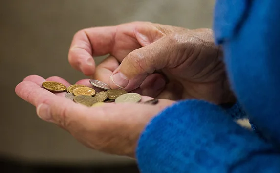 Малоимущим россиянам будут давать по 10 тысяч руб в год на продукты