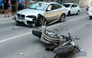 В Балаклаве столкнулись байкер и BMW (фото)