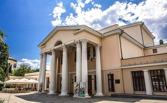 Ялтинскому театру имени Чехова обещают вторую жизнь