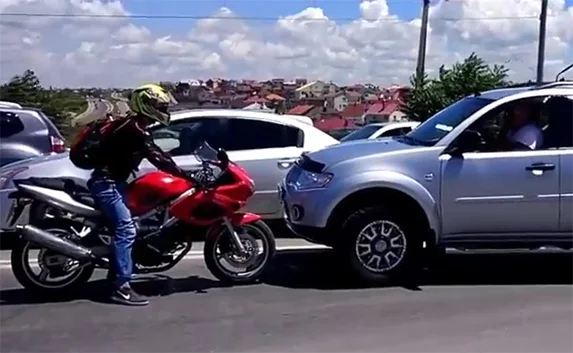 В Севастополе байкер проучил нарушителя ПДД (видео)