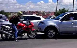 В Севастополе байкер проучил нарушителя ПДД (видео)