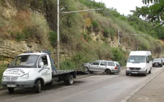В Севастополе «народный автомобиль» протаранил скалу (фото)