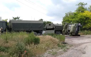 В Крыму произошло ДТП с военным грузовиком (видео)