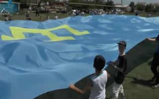 В Крыму развернули самый большой крымскотатарский флаг 