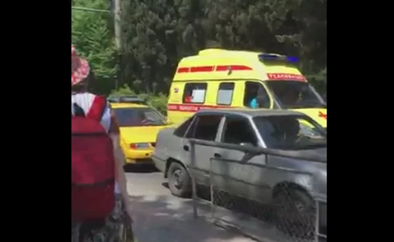 В Ялте реанимобиль не смог пробиться через затор (видео)