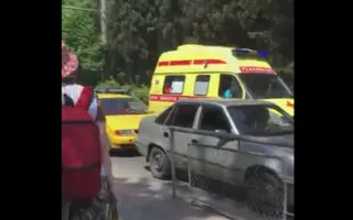 В Ялте реанимобиль не смог пробиться через затор (видео)