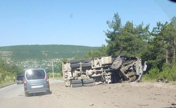 Под Севастополем перевернулись две фуры — трасса в пробке