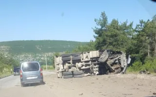 Под Севастополем перевернулись две фуры — трасса в пробке