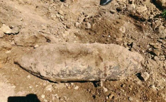 В Севастополе рядом с дачей нашли авиабомбу (фото)