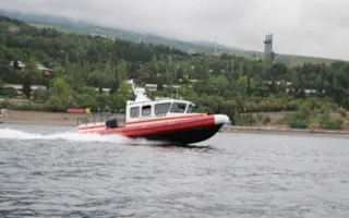 Мужчину с ребёнком унесло в море на лодке в Крыму