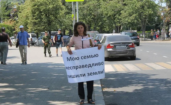 Севастопольцы вновь вышли на пикеты против отъёма земли (фото)