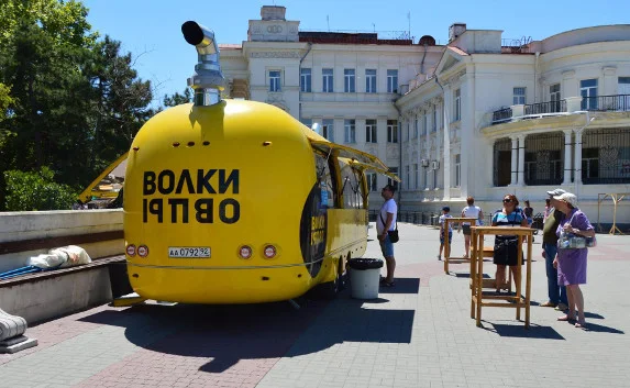 Приморский бульвар Севастополя обезобразили «жёлтые монстры» (фото)