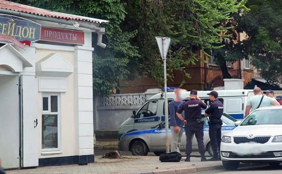 В Керчи пьяного мужчину с пистолетом сбила машина (фото)