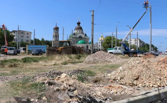 Ремонт площади в Камышах закончат в августе. Или в ноябре — как пойдёт (видео, фото)