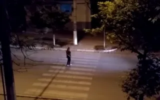 Неадекват в Севастополе: женщина по ночам бросается под колёса (видео)